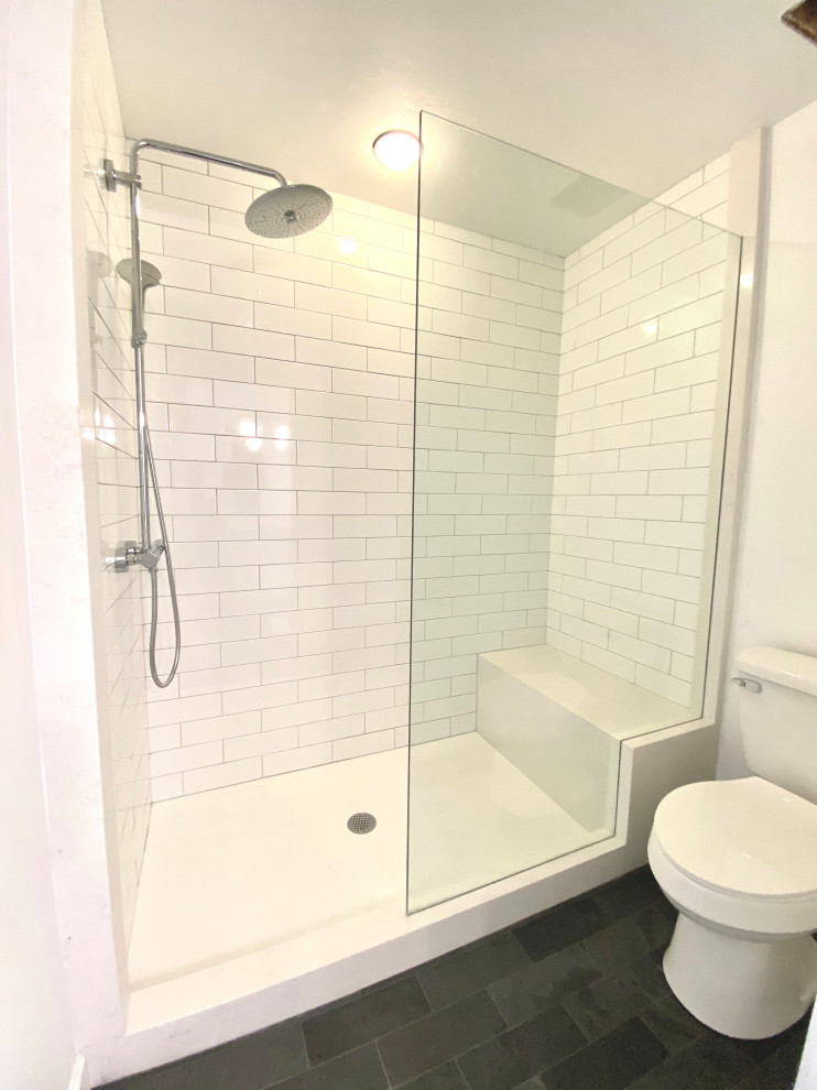 Idéer för ett mellanstort lantligt vit en-suite badrum, med skåp i shakerstil, vita skåp, ett badkar i en alkov, en dusch i en alkov, en toalettstol med separat cisternkåpa, vit kakel, tunnelbanekakel, vita väggar, skiffergolv, ett undermonterad handfat, bänkskiva i kvarts, grått golv och dusch med gångjärnsdörr