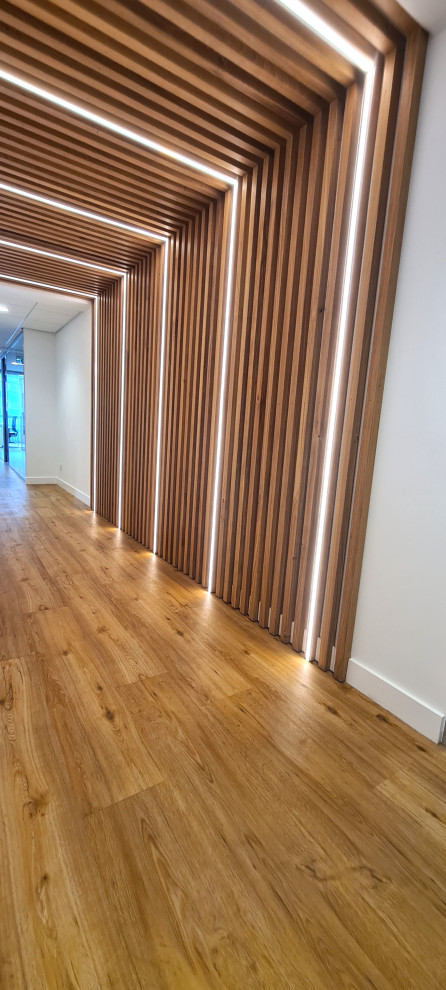 Ispirazione per un ingresso o corridoio moderno di medie dimensioni con pareti bianche, pavimento in legno massello medio, pavimento marrone, soffitto in legno e pareti in legno