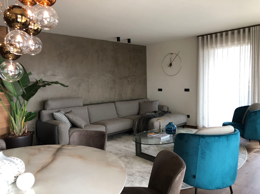 Ispirazione per un soggiorno design di medie dimensioni e aperto con sala formale, pareti bianche, parquet chiaro, TV a parete e pavimento beige