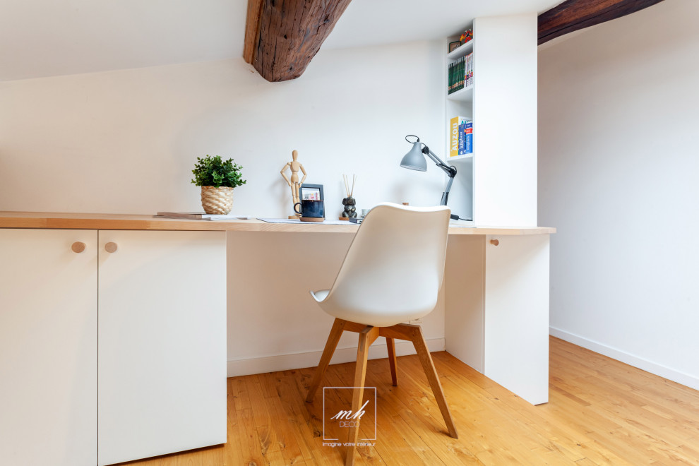 Ispirazione per un ufficio scandinavo di medie dimensioni con pareti bianche, parquet chiaro, scrivania incassata e pavimento marrone