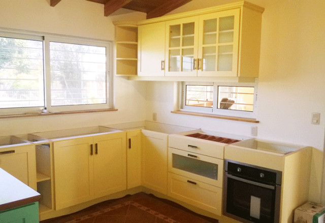 Cocina con replanes traditional-kitchen