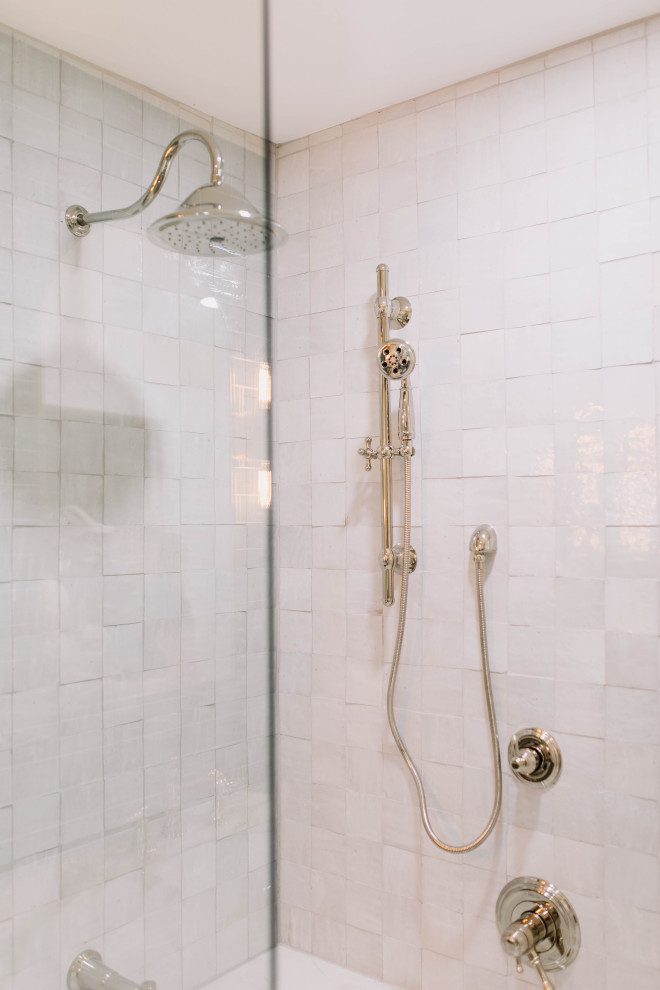 Exempel på ett eklektiskt flerfärgad flerfärgat badrum, med möbel-liknande, skåp i mellenmörkt trä, ett platsbyggt badkar, en dusch/badkar-kombination, en toalettstol med hel cisternkåpa, grön kakel, keramikplattor, gröna väggar, klinkergolv i keramik, ett nedsänkt handfat, bänkskiva i kvarts, flerfärgat golv och med dusch som är öppen