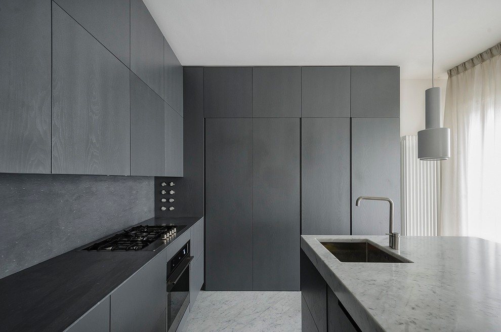 Mid-sized contemporary l-shaped eat-in kitchen in Florence with an undermount sink, flat-panel cabinets, grey cabinets, marble benchtops, grey splashback, stone slab splashback, coloured appliances, medium hardwood floors and with island.
