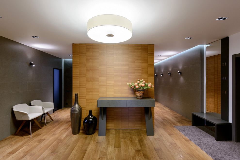 Массивная доска "BEARMADE" в брутальной квартире по проекту Риты Лессинг