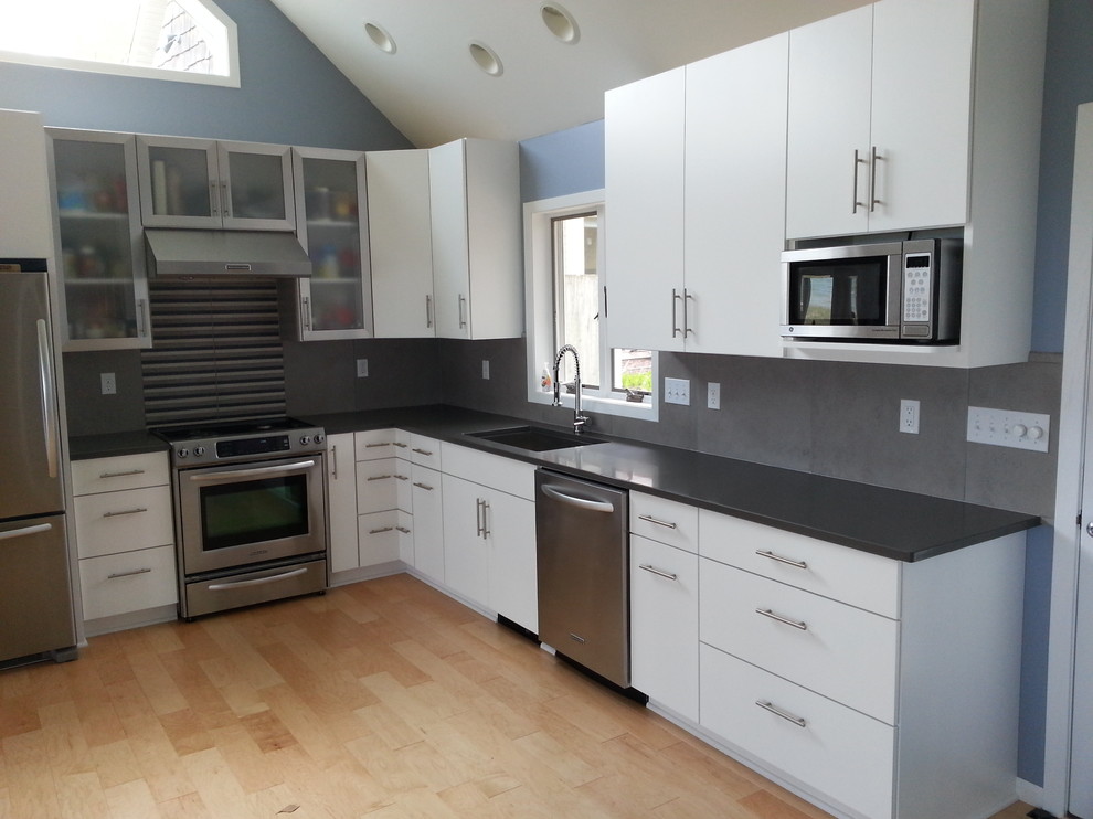 Kitchen - mid-sized contemporary kitchen idea with gray backsplash and porcelain backsplash