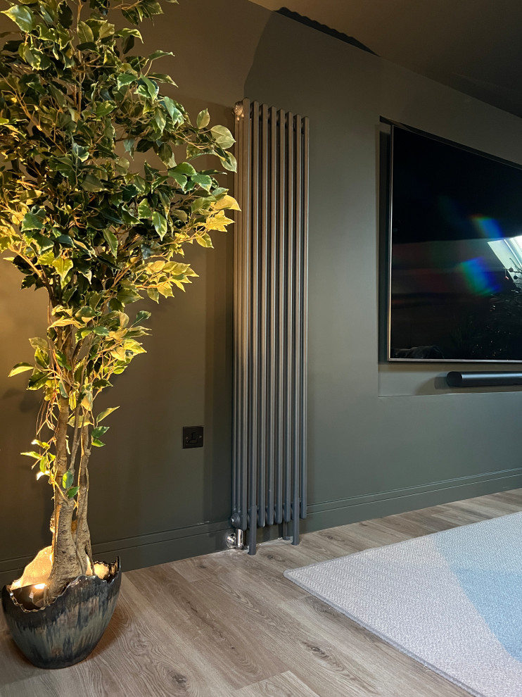 Immagine di un grande soggiorno contemporaneo chiuso con sala giochi, pareti verdi, parquet chiaro, TV a parete, pavimento beige, soffitto in legno e pannellatura
