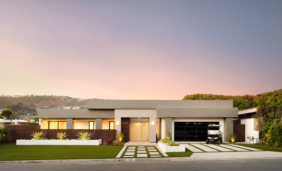 Cette photo montre une grande façade de maison blanche tendance de plain-pied avec un revêtement mixte, un toit plat et un toit végétal.