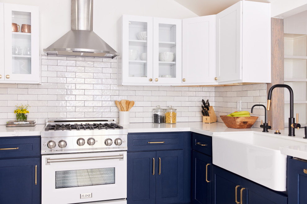 Exempel på ett mellanstort eklektiskt vit vitt kök, med en rustik diskho, skåp i shakerstil, blå skåp, bänkskiva i kvartsit, beige stänkskydd, stänkskydd i stenkakel, rostfria vitvaror, klinkergolv i keramik, en halv köksö och flerfärgat golv