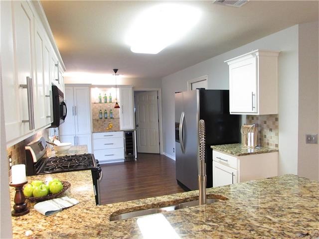 Transitional kitchen photo in Austin
