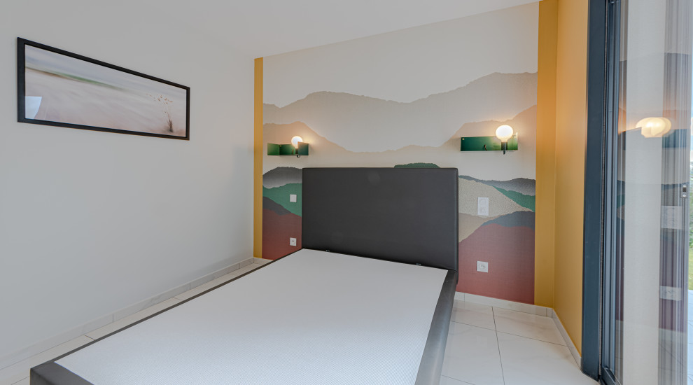 Esempio di una camera degli ospiti moderna di medie dimensioni con pareti arancioni, pavimento con piastrelle in ceramica, pavimento beige e carta da parati