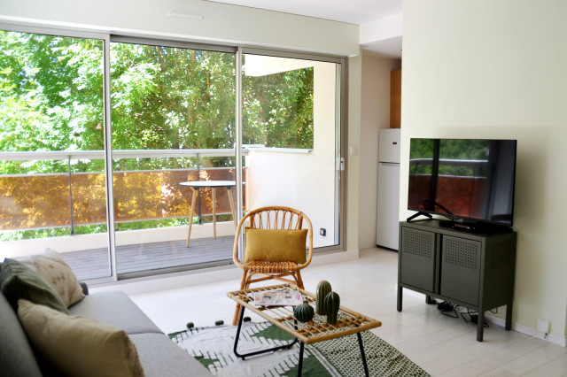 R&eacute;novation d'un appartement de 38m2 exotisk-vardagsrum