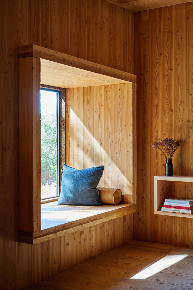 Стильный дизайн: маленькая двухуровневая гостиная комната в стиле модернизм с светлым паркетным полом, деревянным потолком и деревянными стенами для на участке и в саду - последний тренд