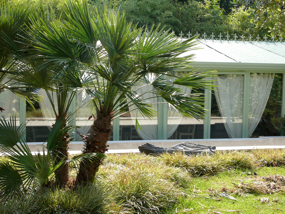 Design ideas for a mid-sized modern backyard garden in Milan.
