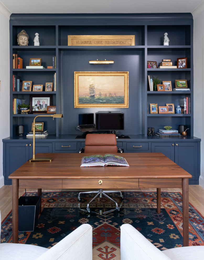 ダラスにある中くらいなトラディショナルスタイルのおしゃれな書斎 (淡色無垢フローリング、自立型机) の写真