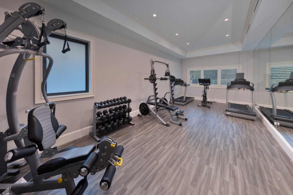 Multifunktionaler Klassischer Fitnessraum mit weißer Wandfarbe, braunem Boden und eingelassener Decke in Miami