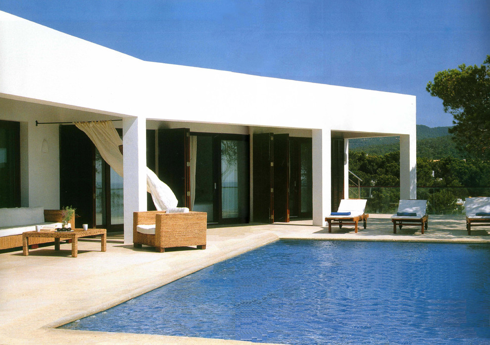Diseño de piscina in patio With losas de hormigón