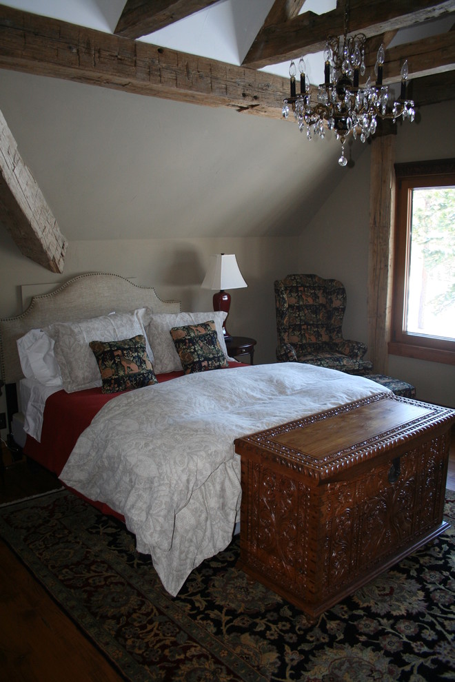 Design ideas for a traditional bedroom in Sacramento.