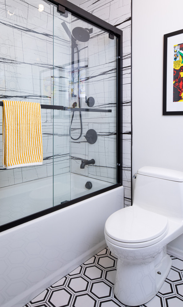 Идея дизайна: маленькая детская ванная комната в современном стиле с фасадами с выступающей филенкой, синими фасадами, ванной в нише, душем над ванной, унитазом-моноблоком, черно-белой плиткой, керамогранитной плиткой, белыми стенами, полом из керамогранита, монолитной раковиной, столешницей из искусственного кварца, черным полом, душем с раздвижными дверями, белой столешницей, тумбой под одну раковину и напольной тумбой для на участке и в саду