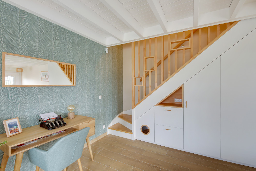 Пример оригинального дизайна: угловая лестница среднего размера в скандинавском стиле с деревянными ступенями, крашенными деревянными подступенками, деревянными перилами, обоями на стенах и кладовкой или шкафом под ней