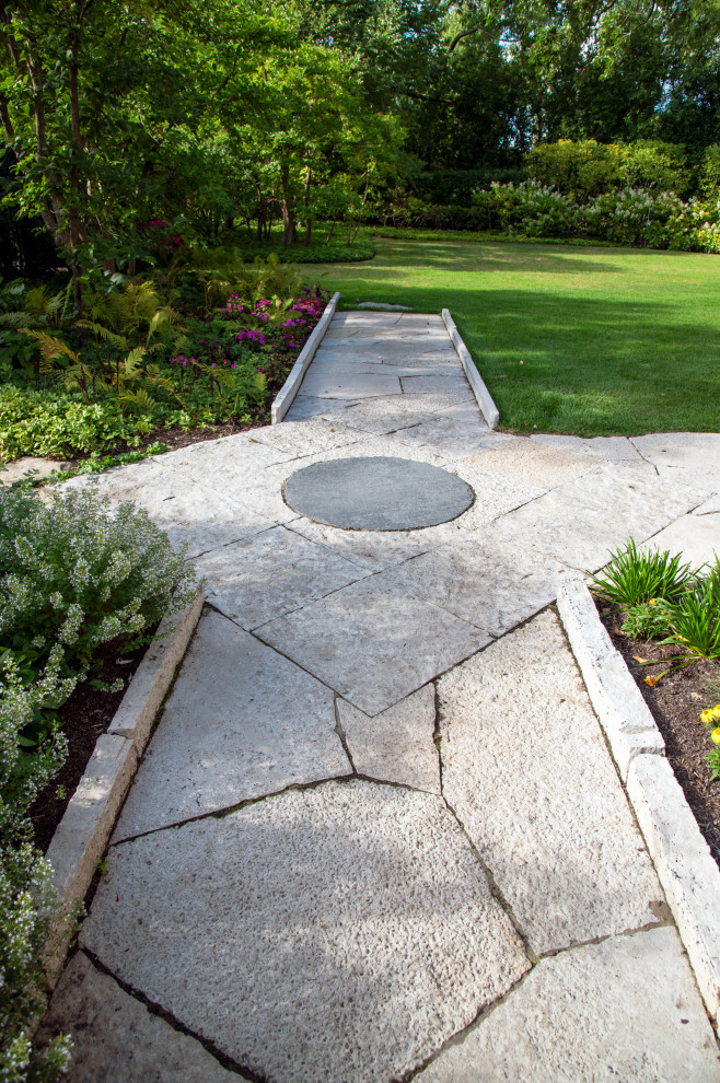 На фото: регулярный сад на заднем дворе в классическом стиле с дорожками, полуденной тенью и покрытием из каменной брусчатки