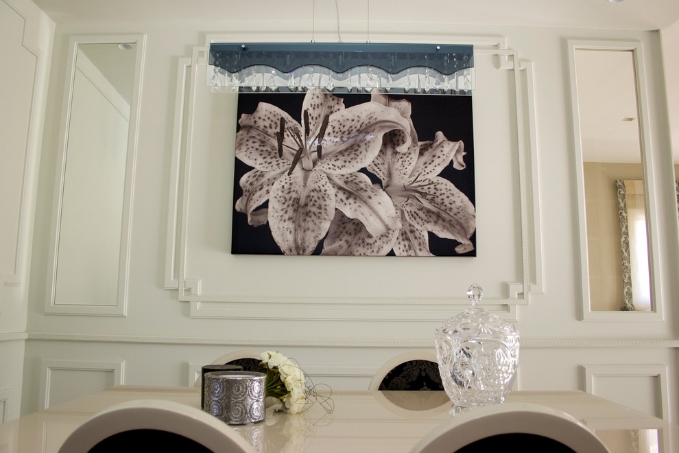 Imagen de comedor clásico renovado de tamaño medio abierto con paredes blancas