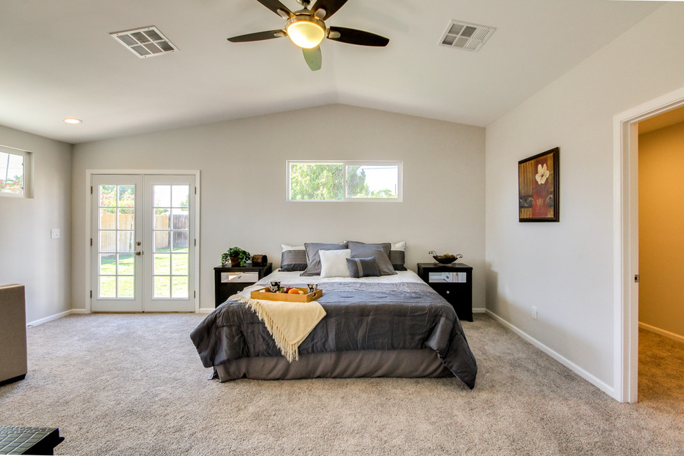 Bedroom - transitional bedroom idea in Phoenix