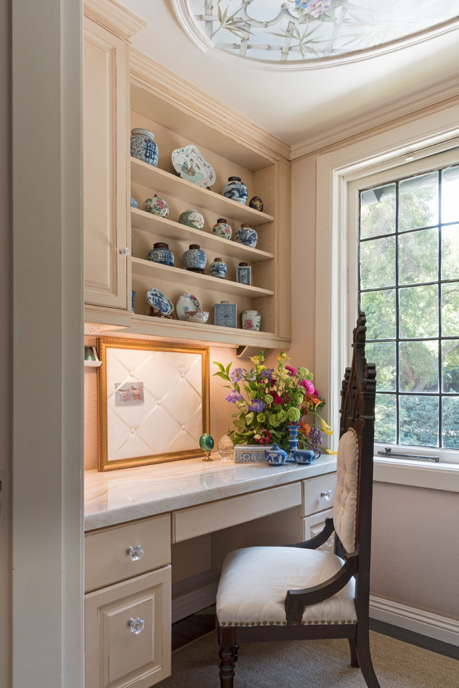 This is an example of a transitional home office in Los Angeles.