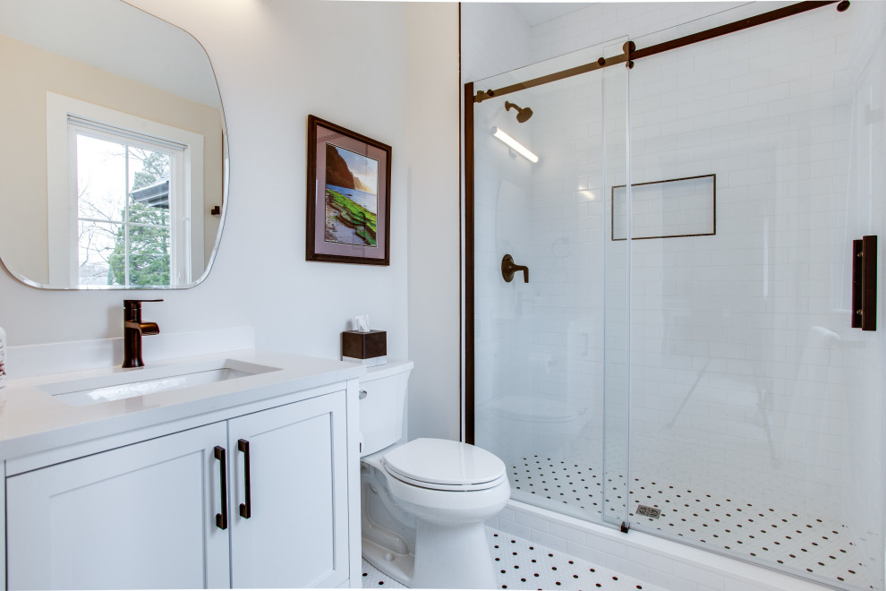 Пример оригинального дизайна: ванная комната среднего размера в стиле кантри с белыми фасадами, душем в нише, полом из галечной плитки, душем с раздвижными дверями, тумбой под одну раковину и напольной тумбой
