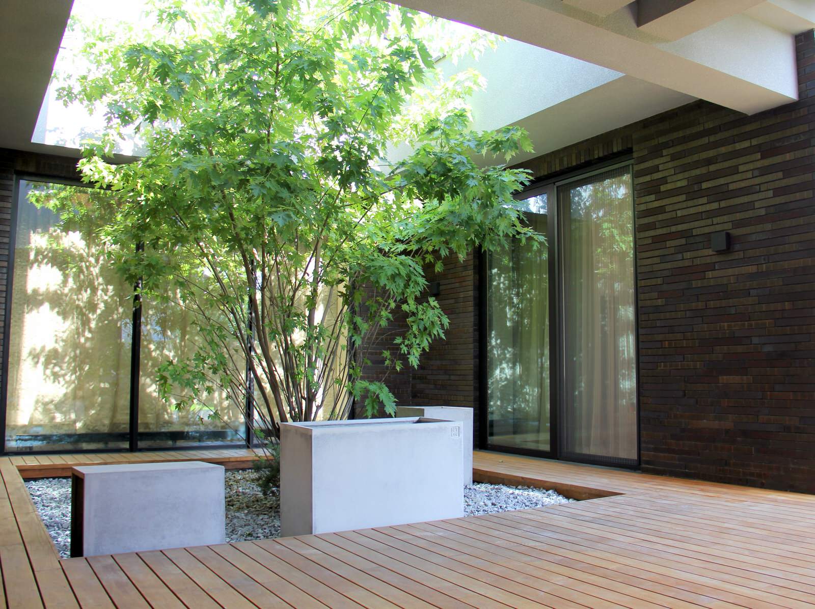 Реализованный проект частного одноэтажного дома в современном стиле