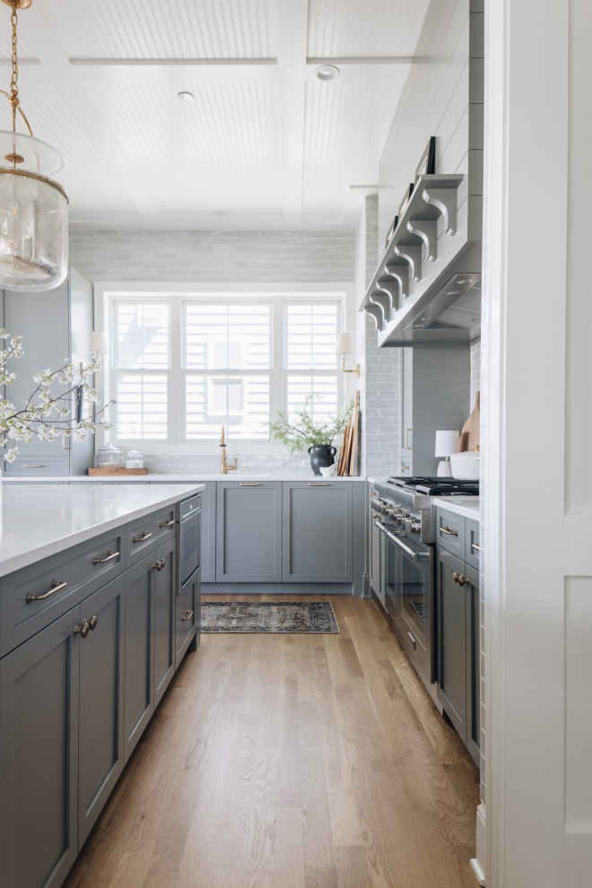 Transitional kitchen photo in Chicago