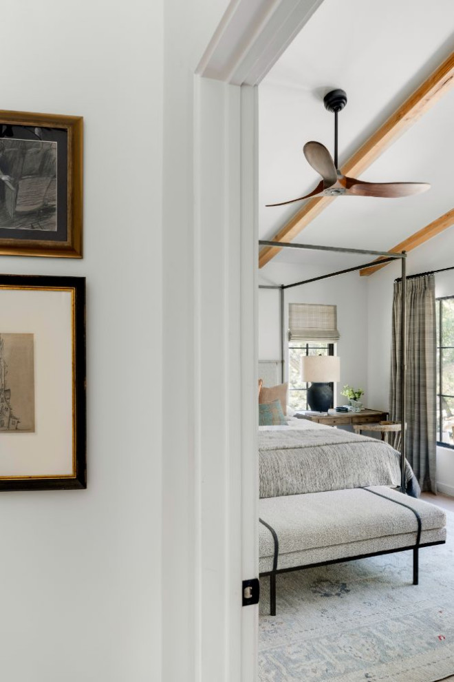 Mittelgroßes Modernes Hauptschlafzimmer ohne Kamin mit weißer Wandfarbe und braunem Holzboden in Los Angeles
