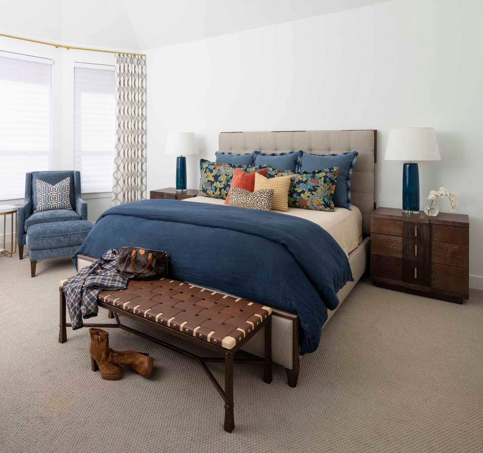 Стильный дизайн: хозяйская спальня в стиле неоклассика (современная классика) с белыми стенами, ковровым покрытием и бежевым полом без камина - последний тренд
