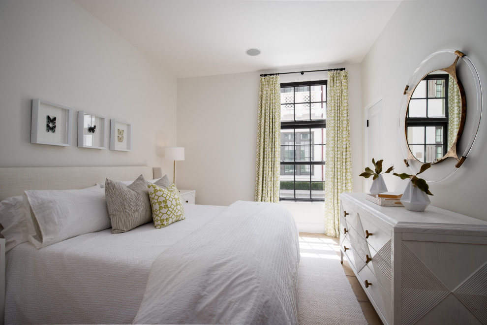 Свежая идея для дизайна: гостевая спальня (комната для гостей) в морском стиле с белыми стенами - отличное фото интерьера