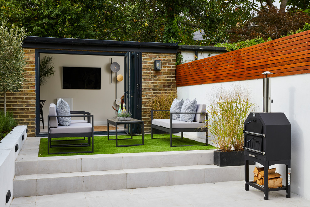 Photo of a transitional garden in London.
