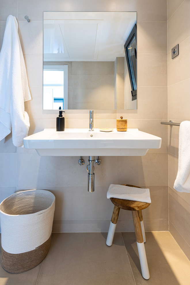 Exemple d'un petit WC et toilettes moderne avec un carrelage beige, des carreaux de céramique, un mur beige, un sol en carrelage de céramique, un sol marron et meuble-lavabo suspendu.