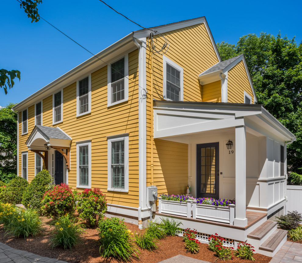 Großes, Zweistöckiges Klassisches Haus mit gelber Fassadenfarbe in Providence