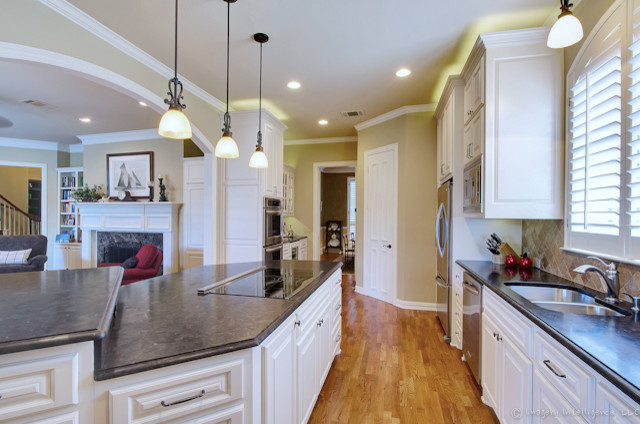 Inspiration for a traditional kitchen in Dallas.