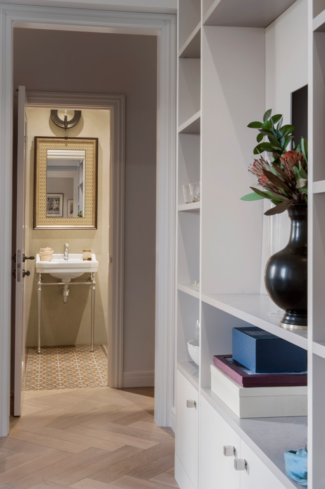 Квартира в доме по проекту архитектора Жолтовского.