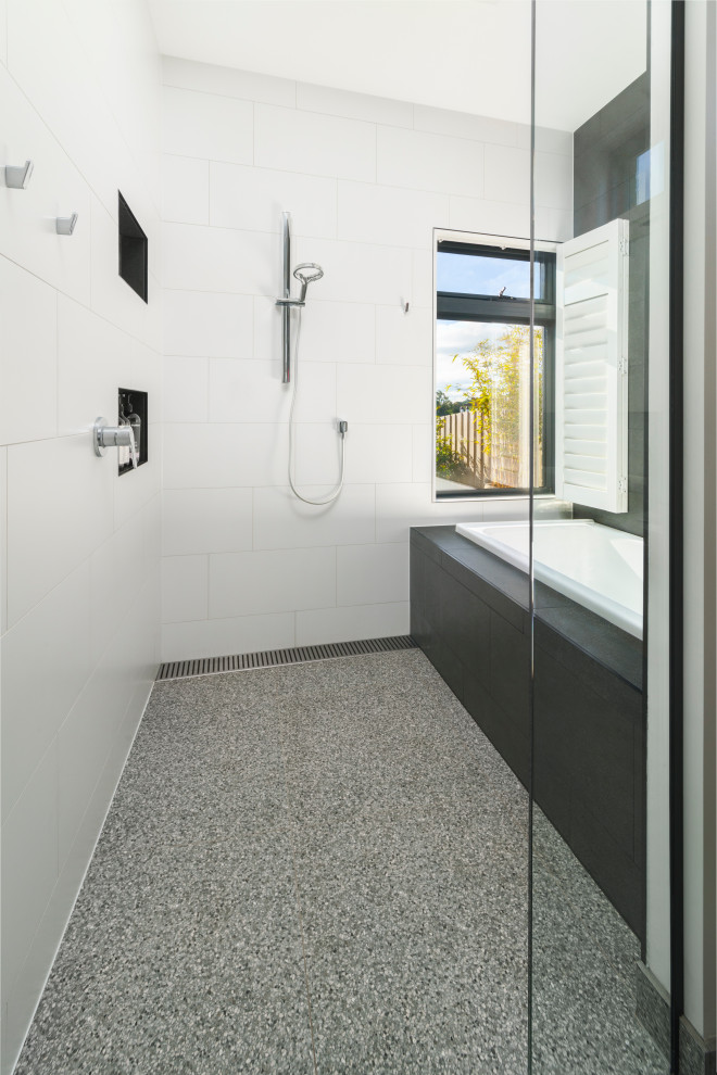 Inspiration för moderna vitt badrum, med skåp i mellenmörkt trä, en öppen dusch, grön kakel, stickkakel, vita väggar, klinkergolv i keramik, bänkskiva i kvarts, flerfärgat golv och dusch med gångjärnsdörr