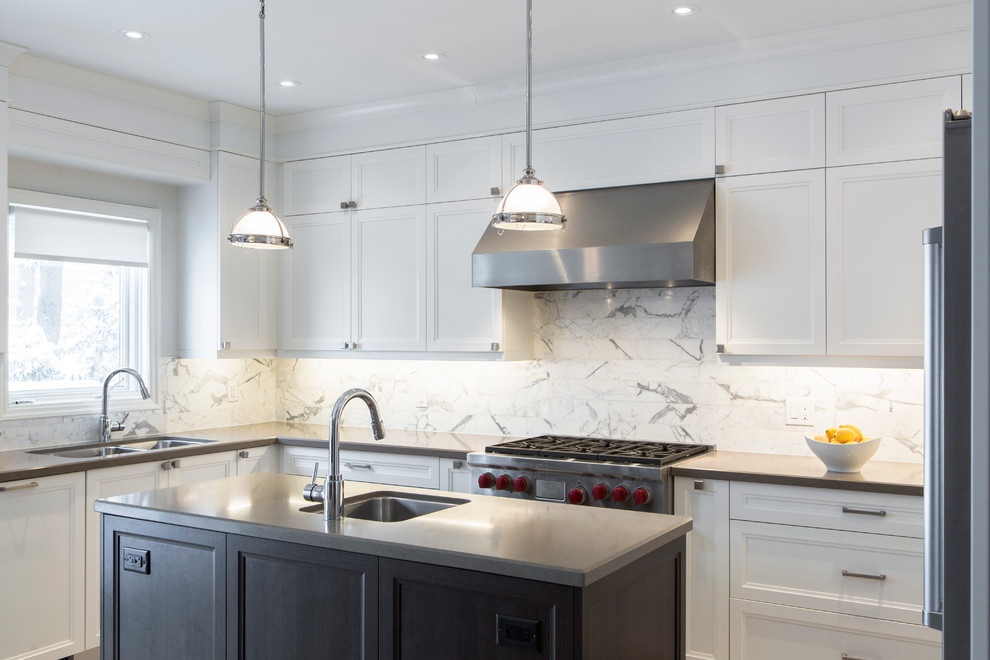 Example of a mid-sized transitional u-shaped porcelain tile eat-in kitchen design in Toronto with an undermount sink, recessed-panel cabinets, white cabinets, quartz countertops, white backsplash, stone tile backsplash, stainless steel appliances and an island