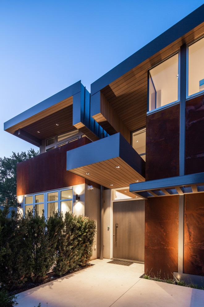 Идея дизайна: большой, двухэтажный, коричневый частный загородный дом в стиле модернизм с облицовкой из металла, крышей-бабочкой, металлической крышей и серой крышей