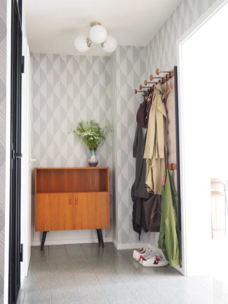 Kleiner Retro Schmaler Flur mit Tapetenwänden in München