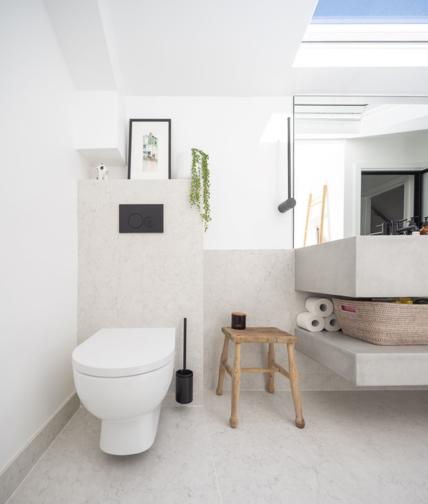 Foto di una grande stanza da bagno minimalista con doccia aperta, piastrelle grigie, piastrelle di marmo, pavimento in marmo, pavimento grigio e doccia aperta
