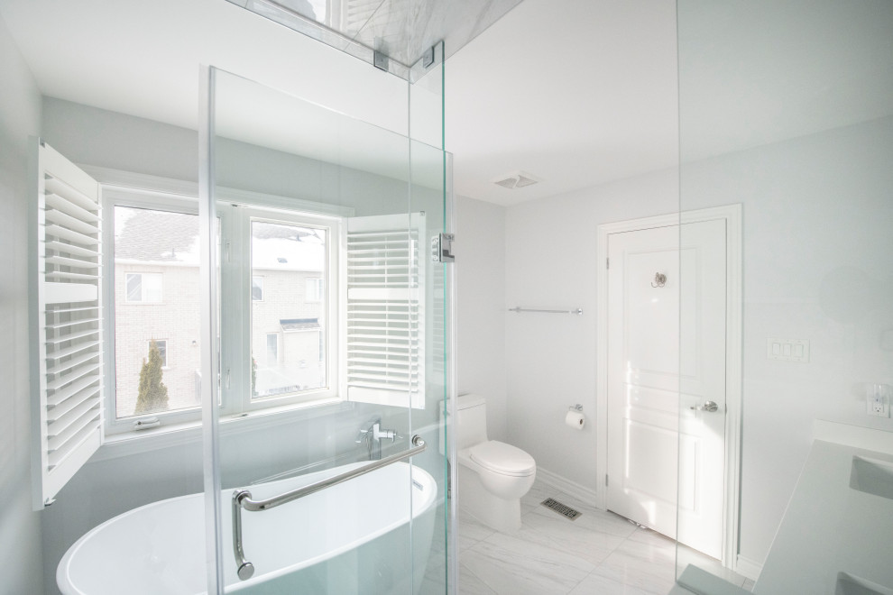 Inspiration for a transitional bathroom remodel in Toronto
