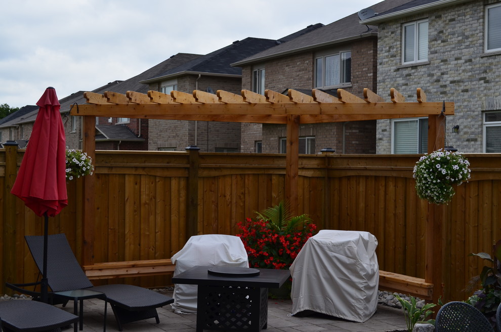Example of a transitional deck design in Toronto