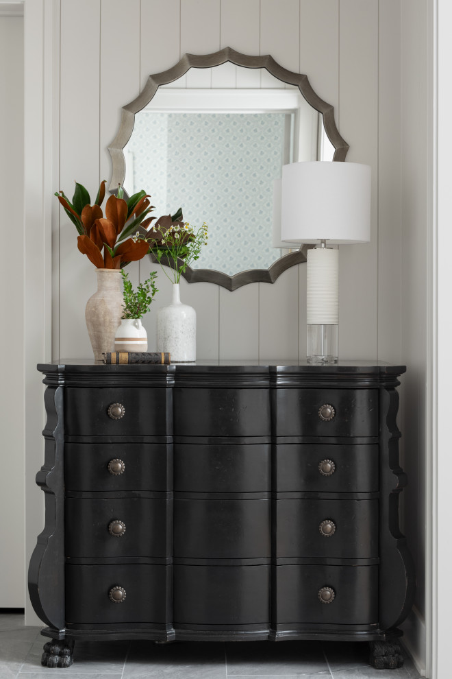 Example of a cottage home design design in Milwaukee