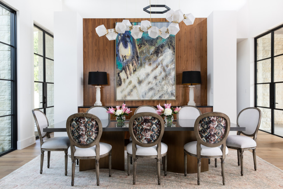 Идея дизайна: гостиная-столовая в стиле неоклассика (современная классика) с белыми стенами, паркетным полом среднего тона, коричневым полом и деревянными стенами без камина