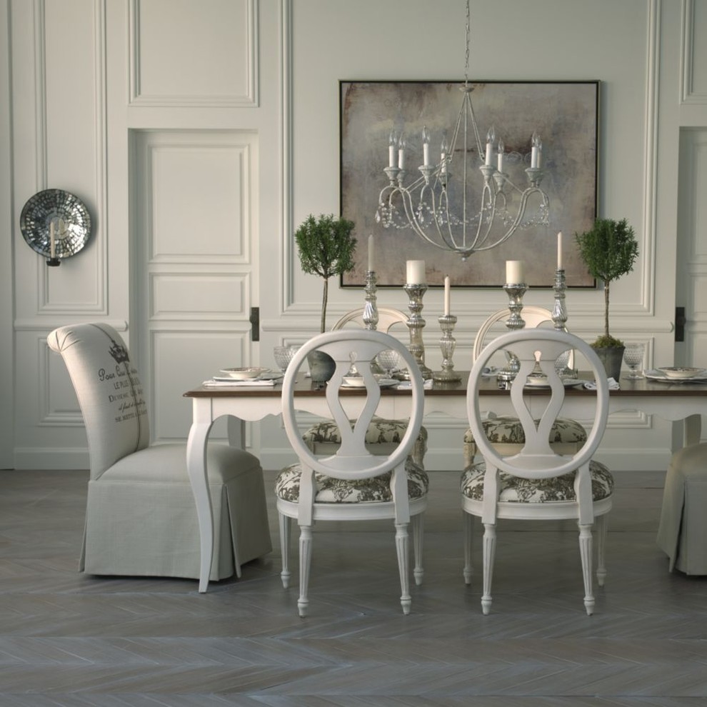Immagine di una grande sala da pranzo aperta verso il soggiorno contemporanea con pareti bianche e pavimento in legno verniciato