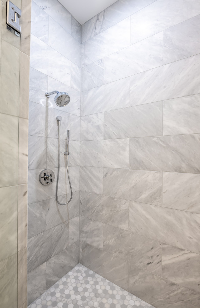 Example of a transitional home design design in Dallas