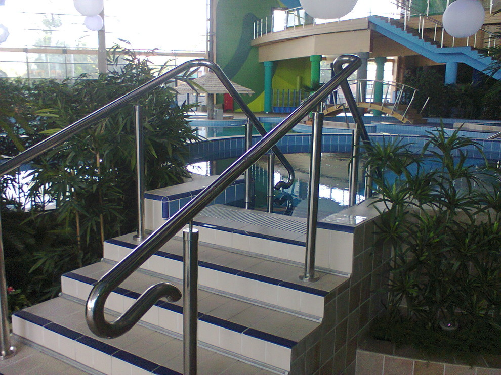 Перила из нержавейки в аквпарке.